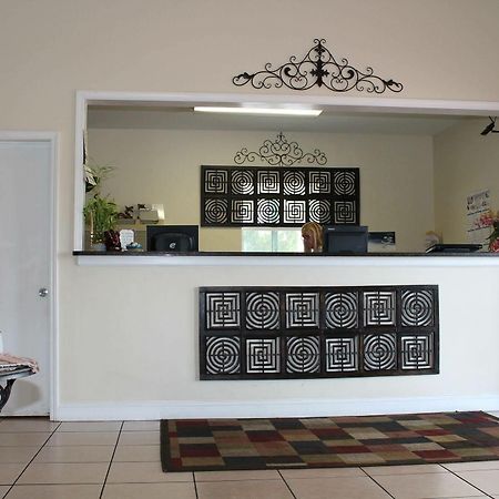 Travelers Inn Kingsland Bagian luar foto