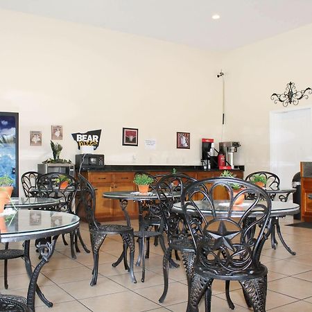 Travelers Inn Kingsland Bagian luar foto