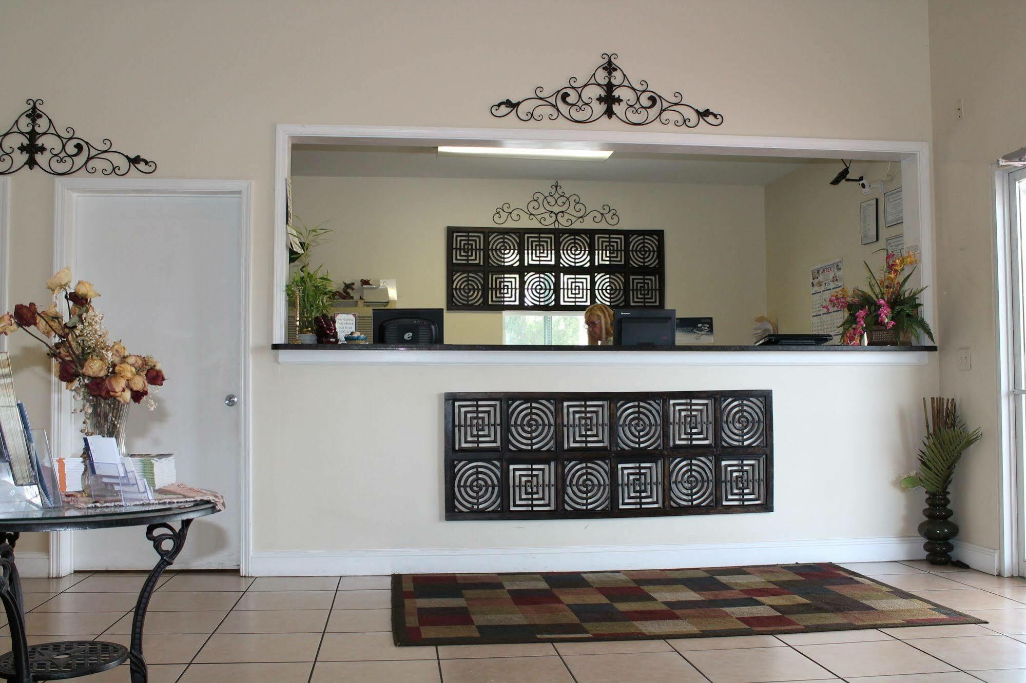 Travelers Inn Kingsland Bagian luar foto